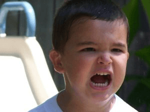 Niño enfadado, gritando, tonta, mala