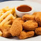 Nuggets de frango com molho barbecue e batatas fritas
