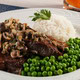 Picanha importada grelhada ao molho de shiitake com arroz e ervilhas