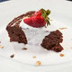 Torta mousse de chocolate com creme de vanilla e crocante de nozes
