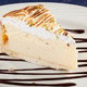 Torta mousse de limão e chocolate branco com merengue gratinado e nozes picadas