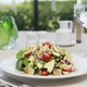 Salada de Quinoa com Cubos de Frango Grelhado, Mix de Folhas, Tomate Cereja, Abobrinha, Berinjela e Castanha de Caju