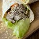Kebab de carne com gergelim