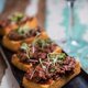 Crostini de polenta com ragu de Ossobuco e azeite trufado