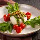 Burrata da Casa com molho Pesto & Farofa de Pistache