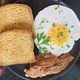 Pão + ovo + bacon 