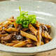 Penne com Cubos de Filé Mignon ao Molho de Cogumelos (Funghi)