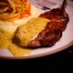 Prime Rib Suíno com Purê de Batata-Doce e Fios de Legumes