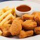 Nuggets de frango com molho barbecue e batatas fritas