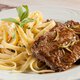 Escalopinhos de fillet mignon ao limone com fettucinne na manteiga de sálvia