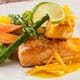 Salmão steak grelhado ao molho de laranja e gengibre com legumes sauté