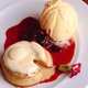 Petit Gateau de Chocolate Branco com frutas Vermelhas e sorvete.