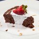 Charlotte de Chocolate com Creme de Vanilla e Crocante de Nozes
