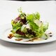 Mesclun de Verdes e Lâminas de Parmesão com Emulsão de Balsâmico