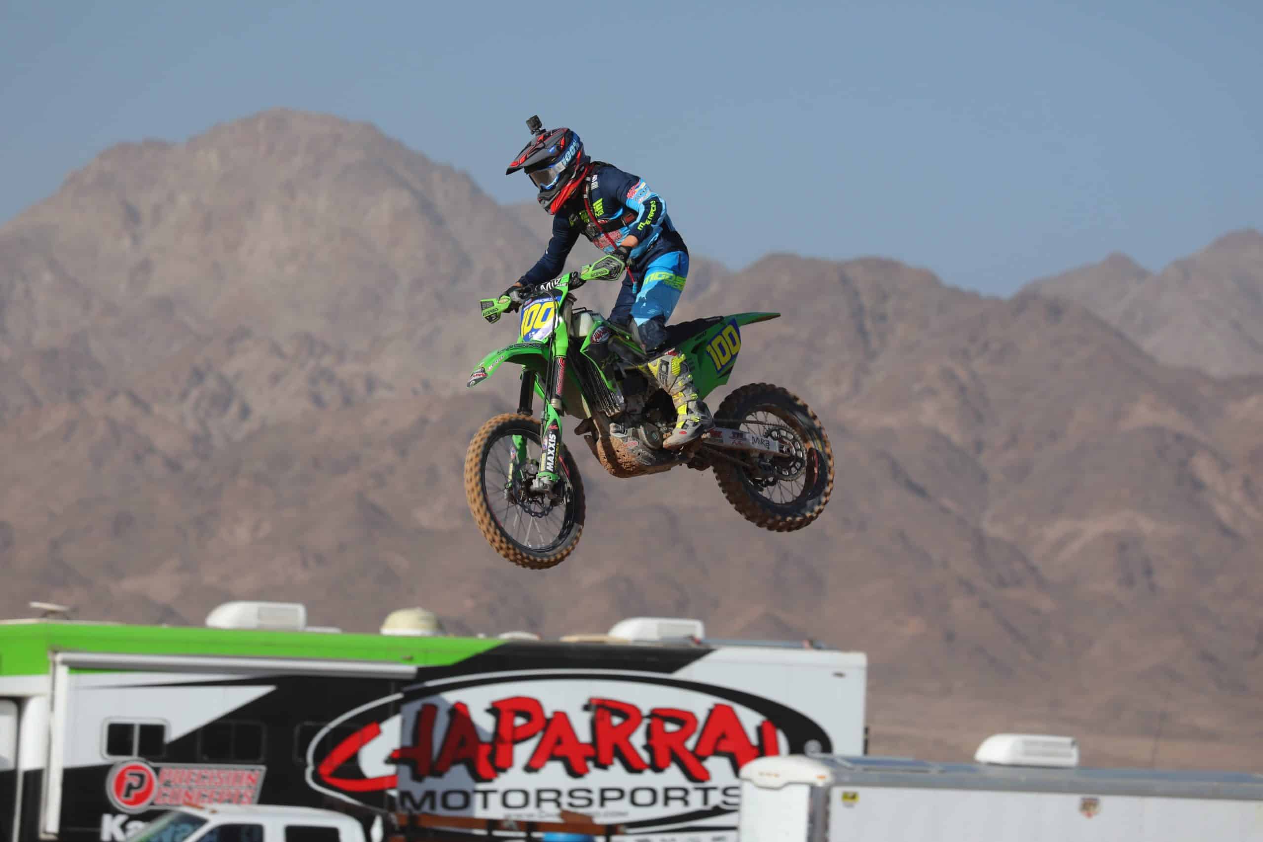 zach bell riding his kx450 at the 2020 blythe worcs race