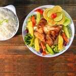 Filé de peixe grelhado com legumes