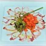 Carpaccio de Polvo com Brunoise de Cebola Roxa, Tomate e Alcaparras