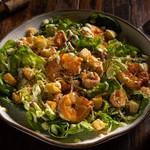 Salada Caesar & Camarões Rosa