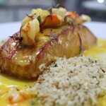 Tranche de Salmão grelhado com  molho de Camarões