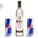 Garrafa de Ketel One com 4 latas de Red Bull