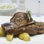 T-Bone Steak com Batatas Rústicas ao Alecrim e Arroz Cremoso de Alho