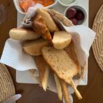 Pães artesanais, patê de gorgonzola, cenoura palito e azeitonas pretas