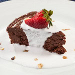 Charlotte de Chocolate com Creme de Vanilla e Crocante de Nozes