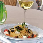 Spaghetti com Crostini de Berinjela, Tomate Sweet Grape, Bocconcini ao Aroma de Azeite de Manjerona