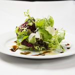 Mesclun de Verdes e Lâminas de Parmesão com Emulsão de Balsâmico