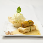 Banana Caramelizada em Melaço de Cana sobre Massa Folhada Servido com Sorvete de Milho Verde