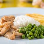 Peito de Frango com arroz, ervilhas e batatas fritas.