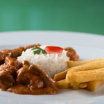 Strogonoff de Filet, acompanhado de arroz e batatas fritas.