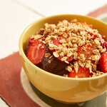 Açaí, morango, mel e granola