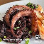 Polvo grelhado com arroz negro