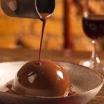 Esfera de Chocolate com Brownie & pó de Ouro