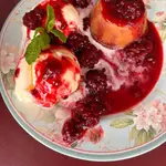 Petit Gateau de Doce de Leite com Calda de Frutas Vermelhas