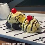 Brownie com Calda de Chocolate e sorvete de creme