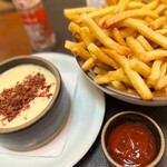 BATATAS FRITAS COM FONDUTA & BACON