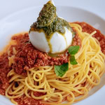 Spaguetti a Bolognesa e Burrata ao Pesto