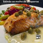 Salmão ao molho de alcaparras