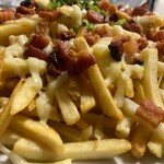 Batata frita com queijo e bacon