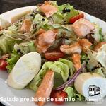 Salada grelhada de salmão 