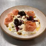 Burrata Desconstruída com Uvas confit & Jamon Serrano
