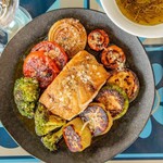 Badejo grelhado com legumes rústicos