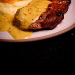 Prime Rib Suíno com Purê de Batata-Doce e Fios de Legumes