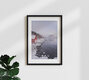Maquette d'un hangar à bateaux rouge dans une baie de Senja, Norvège du Nord, Norvège – œuvre d'art murale d'Eva Stadler, affiche ou impression sur verre acrylique.