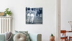 Mockup Wandbild 'Zwei Frauen in weiß' – Kunst von Sarah Morrissette als Poster oder Acrylglasbild