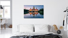 Mockup Beleuchtetes Neus Rathaus in Hannover, das sich im Wasser spiegelt.