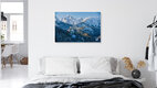 Mockup Verschneite Winterlandschaft in Bayern mit sanften Hügeln und einem Schloss im Hintergrund