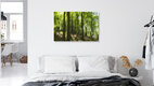 Mockup Abstrakter Frühlingswald im Sonnenlicht, weiche Unschärfe und Bewegung im Bild